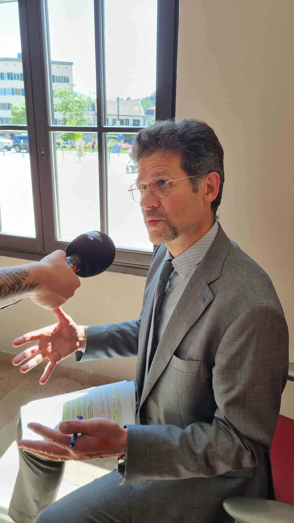 PHOTO PREFET.jpg (110 KB)